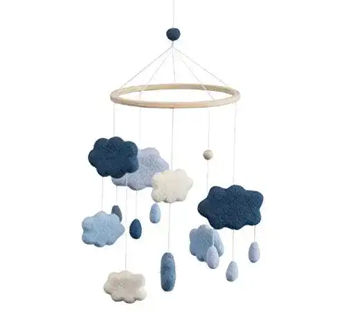 Baby-Mobile Sebra aus Filz in denim blue mit Wolken-Design