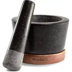 Moerser madeco mit stoessel granit auf holzsockel nussbaum