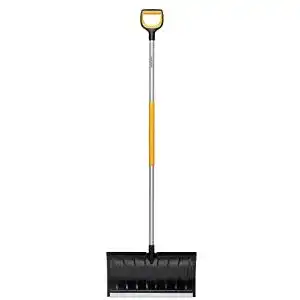 Schneeschieber fiskars fuer flache schneeschichten x series