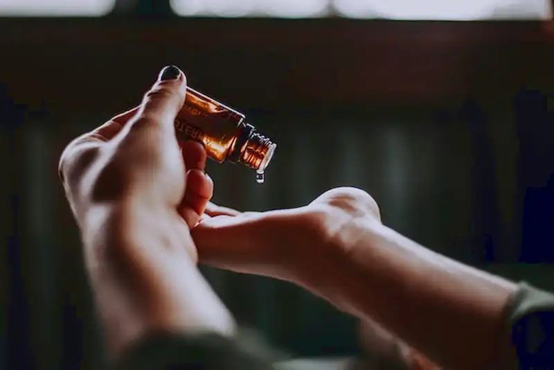 Applicazione versatile: l'olio di argan può essere utilizzato per la cura della pelle, dei capelli, delle unghie e persino come olio da cucina.