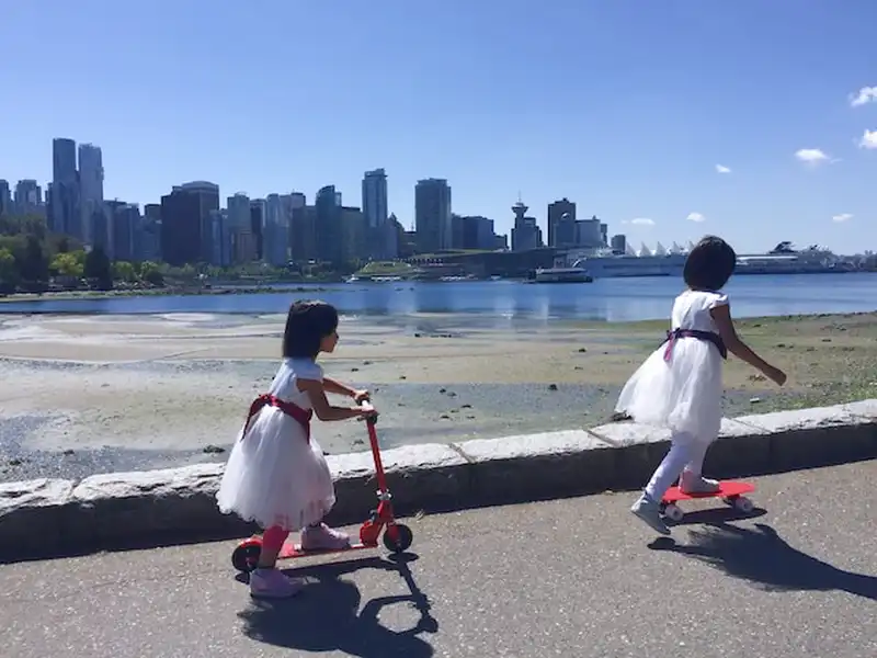 crianças de scooter
