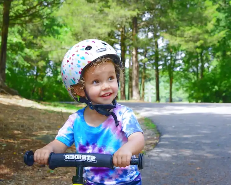 Büyümeye göre ayarlanabilirlik: Çoğu 18 inç çocuk bisikletinin, çocuğun büyümesine ayak uydurmak ve en uygun sürüş pozisyonunu sağlamak için ayarlanabilir sele yüksekliklerine ve gidonlara sahip olduğunu keşfedin.