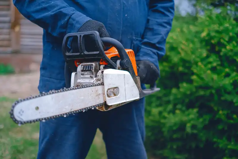 One-handed chainsaw