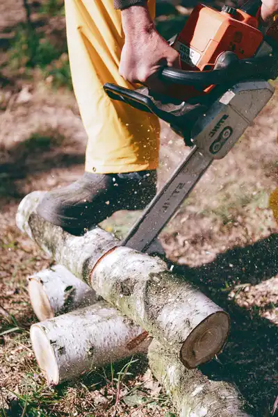 One-handed chainsaw