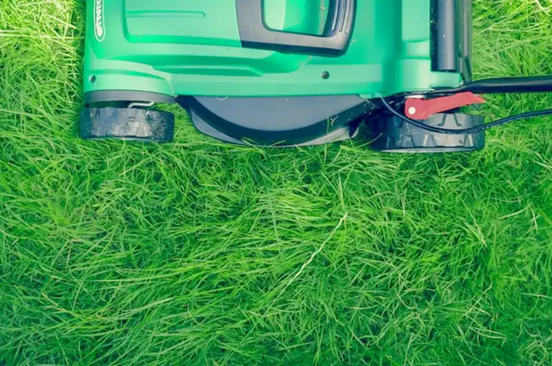 Garáž pro robotickou sekačku na trávu