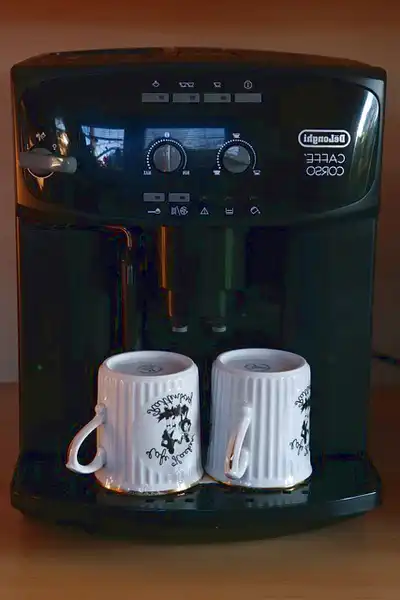 Kaffeevollautomat mit Milchschlauch_2