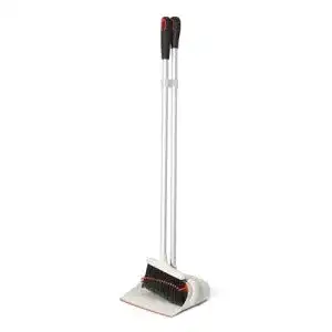 Kehrschaufel mit stiel oxo gg upright sweep set orange