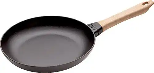 Staub Gusseisenpfanne mit Holzgriff, 26 cm, für alle Herdarten