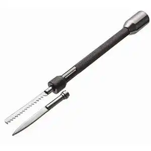 Fischtöter Cormoran mit Messer und Schupper