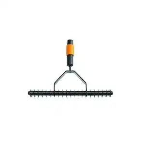 Handvertikutierer Fiskars Rasenlüfter mit 37 cm Breite
