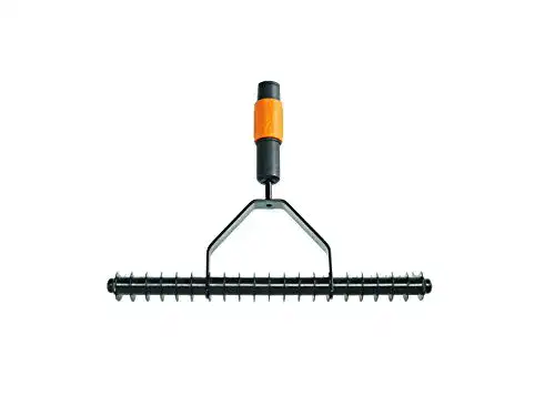 Handvertikutierer Fiskars Rasenlüfter mit 37 cm Breite