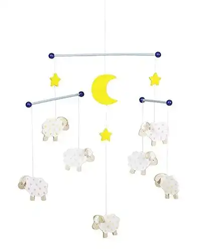Baby-Mobile goki mit Holzschafen für das Kinderzimmer
