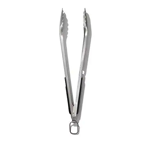 Grillzange OXO Good Grips mit Flaschenöffner und ergonomischem Design