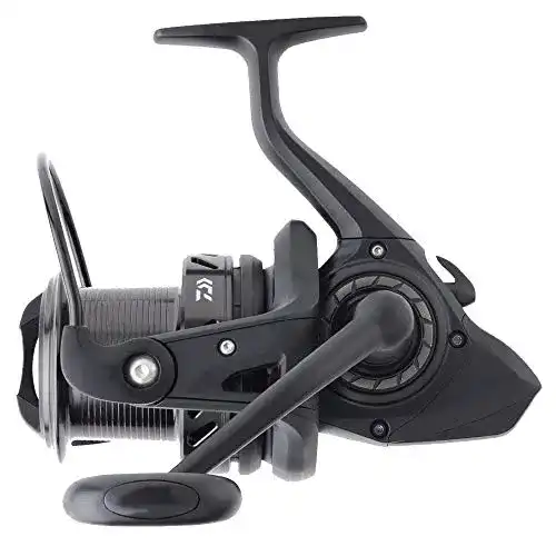 Daiwa Black Widow 25A Karpfenrolle für Weitwurf und Distanzangeln