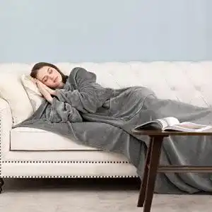 Kuscheldecke mit Ärmeln und Fußtasche aus Fleece von HBselect