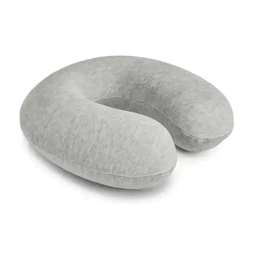 Nackenkissen von Amazon Basics, halbkreisförmig mit Memoryschaum