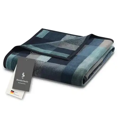 Wolldecke biederlack – Flauschige Kuscheldecke in Dunkelblau