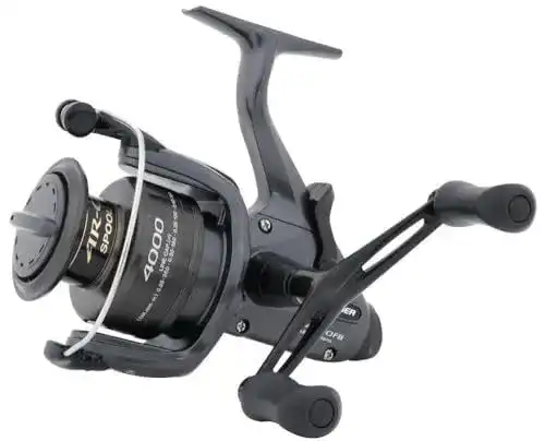 Shimano Baitrunner DL FB Freilaufrolle 2500 in Anthrazit/Schwarz