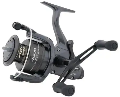 Shimano Baitrunner DL FB Freilaufrolle 2500 in Anthrazit/Schwarz
