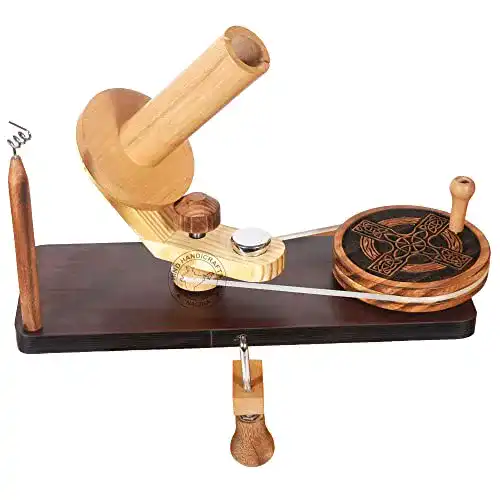 Wollwickler aus Holz von Hind Handicrafts für Garnknäuel