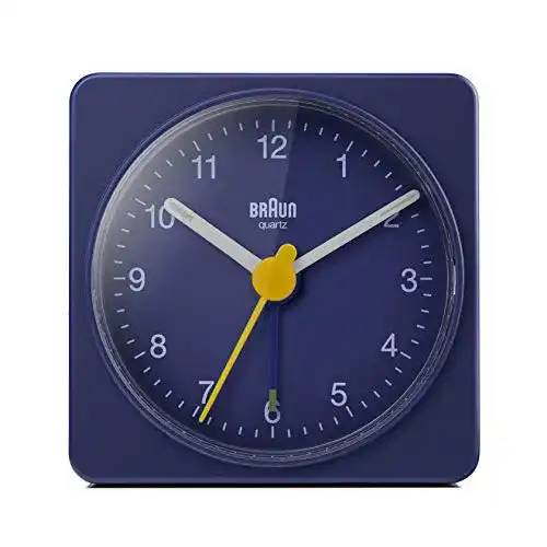 Braun analoger Reisewecker mit Crescendo-Alarm und kompaktem Design