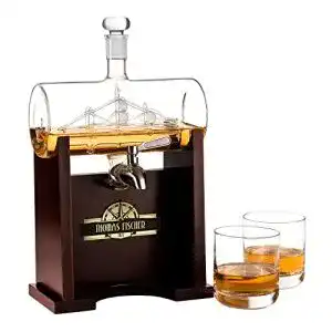 Whisky Karaffe im Design Fass mit zwei Gläsern und graviertem Ständer
