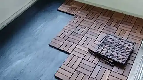 Terrassenplatte von Ikea mit laufenden Bodengittern