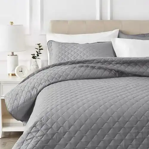 Tagesdecke Amazon Basics übergroße Steppdecke mit Prägung, 170 x 210 cm