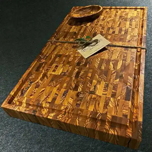 Schneidebrett aus Olivenholz mit Dip-Schälchen – 60 x 30 cm