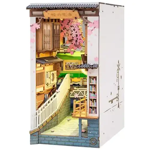Rolife Sakura Densya DIY Holzbausatz für Book Nook Bücherregaleinsatz