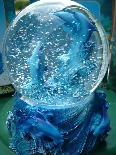 Schneekugel mit Delfinmotiv von Geschenkestadl