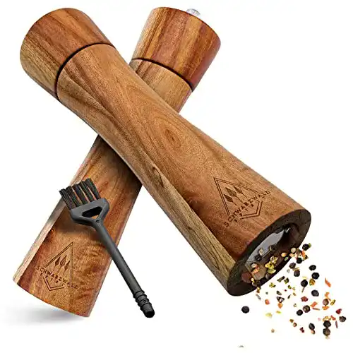 Pfeffermühlen aus Holz im Set mit Keramikmahlwerk und Rezeptbuch