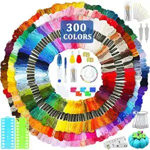 Stickgarn Igugi Set mit 300 Farben und 384 Teilen für Stickerei