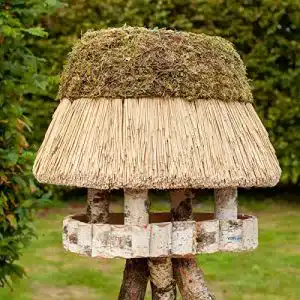 Vogelhaus mit Reetdach von Voss.garden – Ovales Pellworm Modell