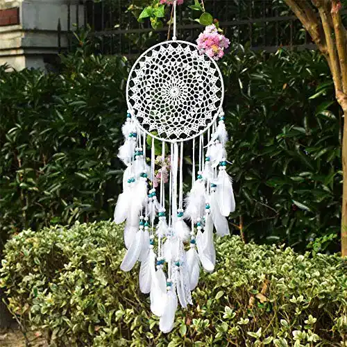 Traumfänger Easybravo im Boho-Stil mit weißen Federn und blauen Perlen