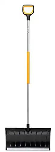 Schneeschieber Fiskars für flache Schneeschichten, X-series