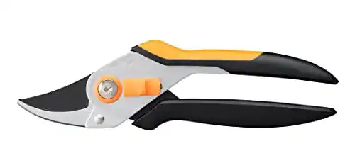 Fiskars Bypass-Gartenschere für präzise Schnitte im Garten