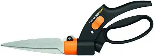 Fiskars Strauchschere mit Servo-System für präzisen Rasenschnitt
