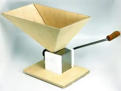 Malzmühle Eschenfelder Light mit Holztrichter für die Heimbrauer