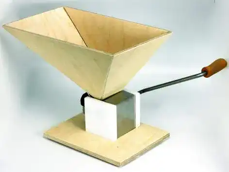 Malzmühle Eschenfelder Light mit Holztrichter für die Heimbrauer