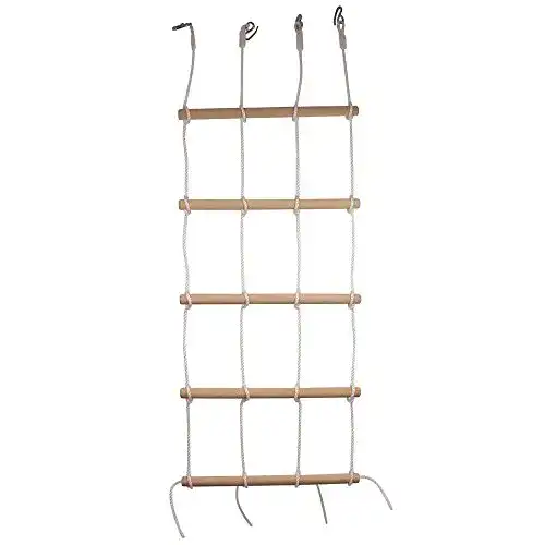 Kletternetz für Kletterwände mit stabilen Seilen und Holzstangen