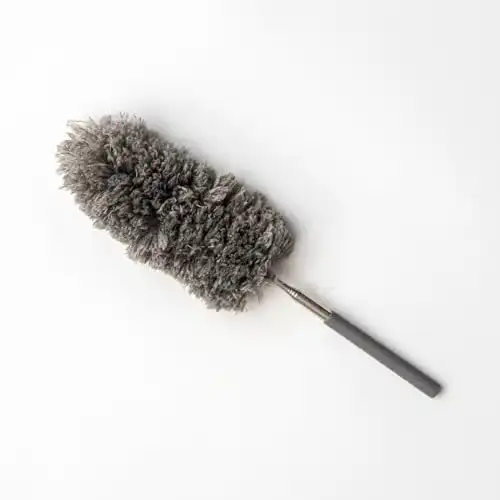 Ausziehbarer Staubwedel mit Teleskopstiel in Grau