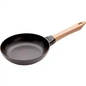 Staub Bratpfanne mit Holzgriff Ø20 cm aus Gusseisen