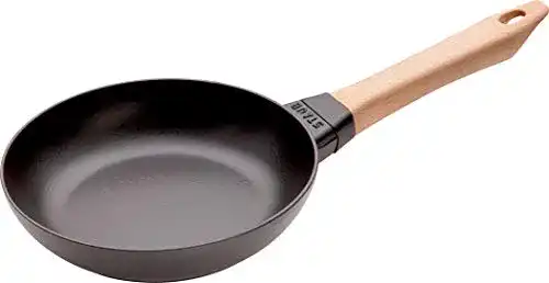 Staub Bratpfanne mit Holzgriff Ø20 cm aus Gusseisen