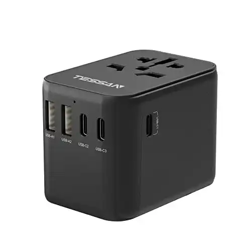 Reiseadapter von TESSAN für weltweite Nutzung mit USB und USB C