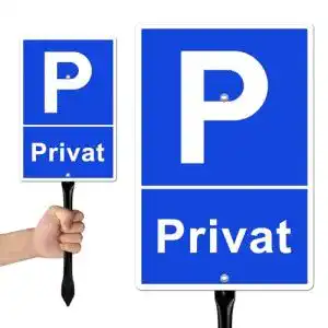 Privatparkplatzschild mit Pfosten und reflektierender Oberfläche