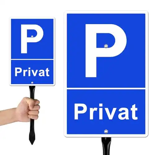 Privatparkplatzschild mit Pfosten und reflektierender Oberfläche