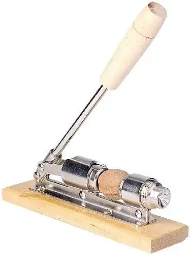 Nussknacker aus Holz und Stahl von Rosenstein & Söhne im Retro Design
