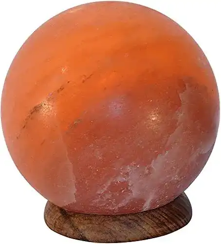 Salzkristalllampe AGT Kugelform für angenehme Atmosphäre