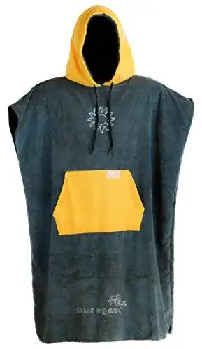 Surf-Poncho von musegear für Erwachsene als mobile Umkleide